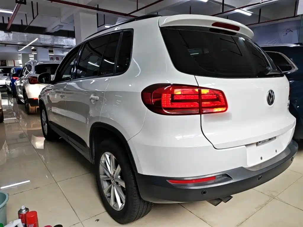 VOLKSWAGEN TIGUAN