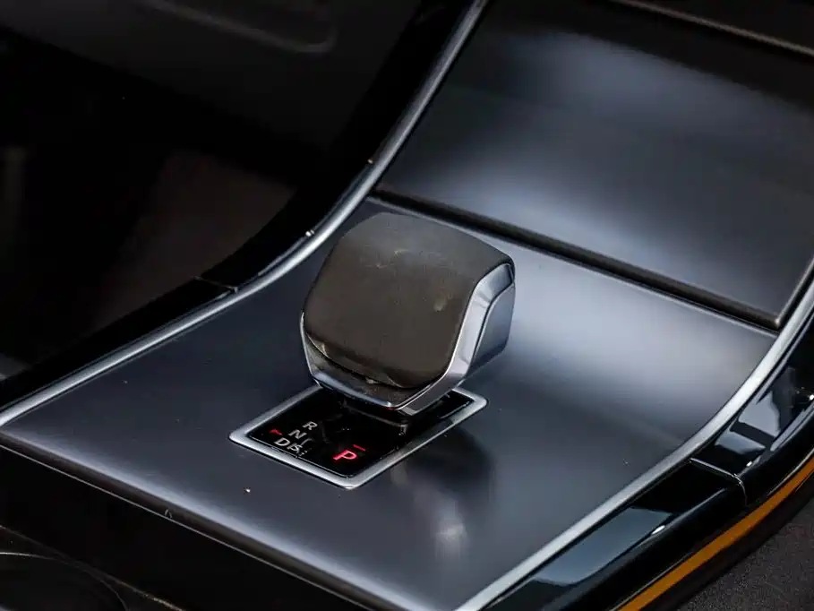 Land Rover Range Rover Velar 2024 Dynamic SE фото 15