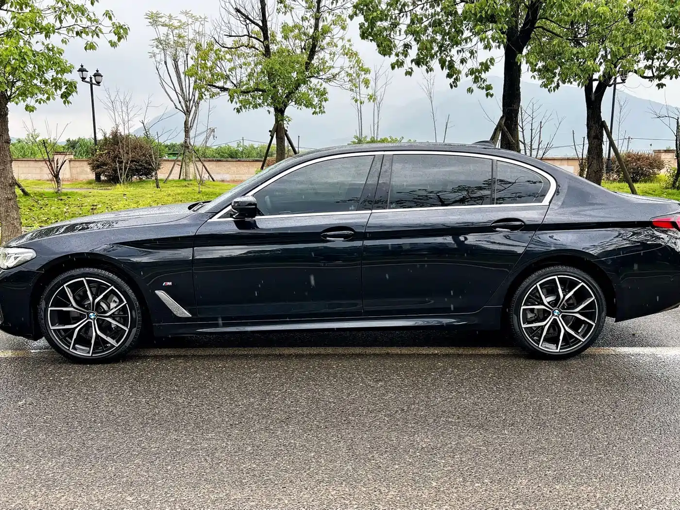 Photo 3 - BMW 5 Series