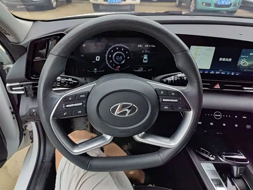 Hyundai Elantra 2022 1.5L CVT LUX Premium Edition фото 11