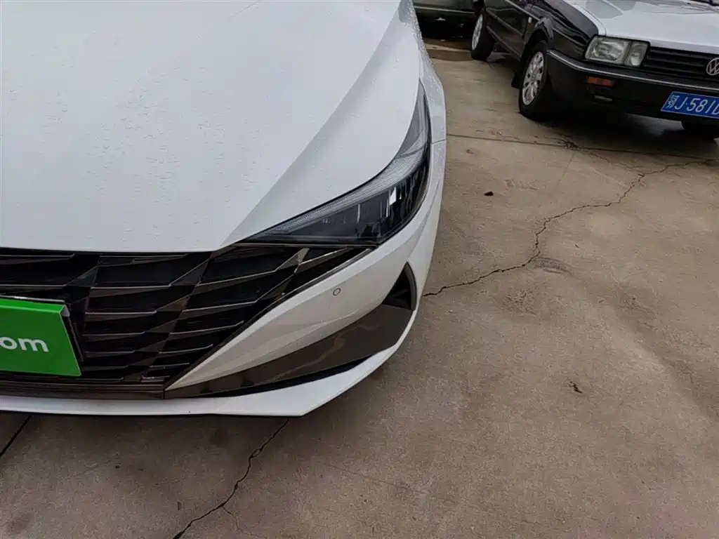 Hyundai Elantra 2022 1.5L CVT LUX Premium Edition фото 24
