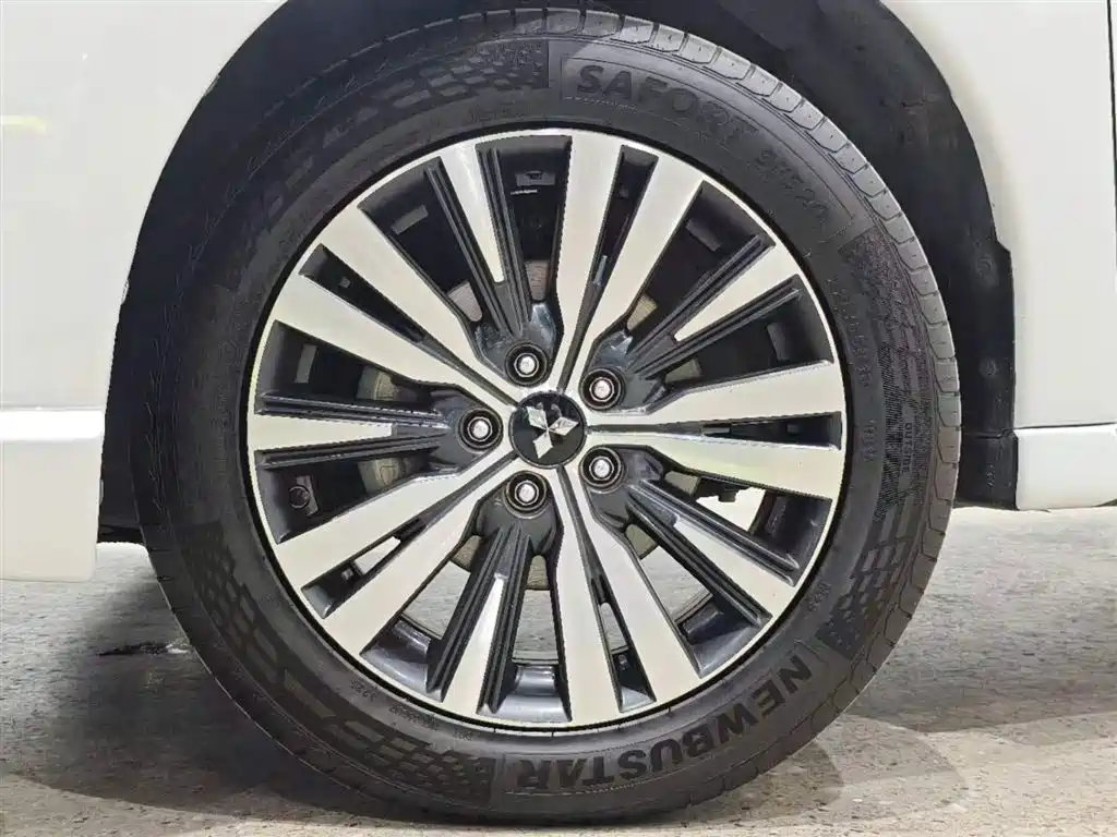 Mitsubishi Outlander 2022 2021 2.4L 4WD Deluxe Edition 7-Seater