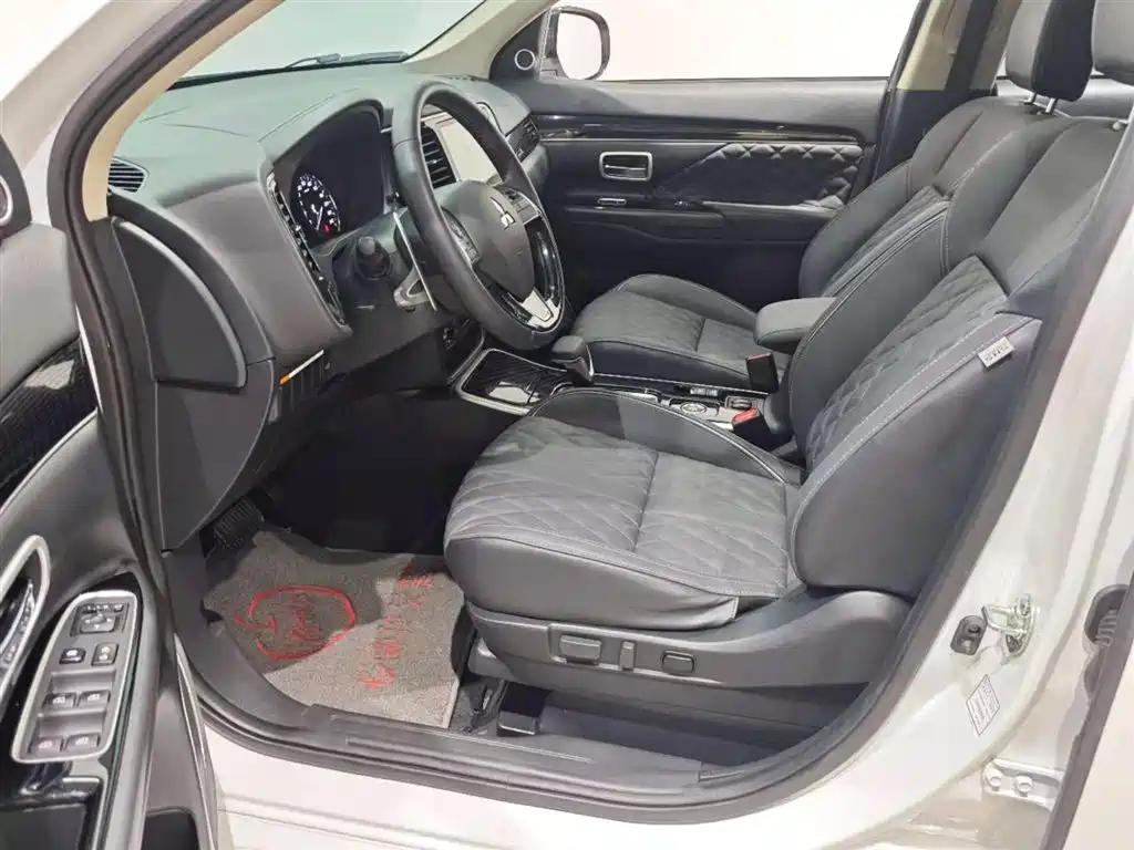 Mitsubishi Outlander 2022 2021 2.4L 4WD Deluxe Edition 7-Seater