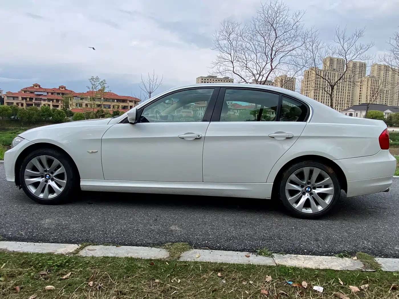 BMW 3 Series 2011 320i Luxury фото 4