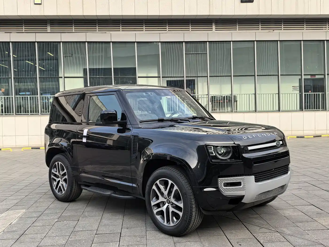Land Rover Defender 2023 Facelift 90 3.0T P400 XS фото 3