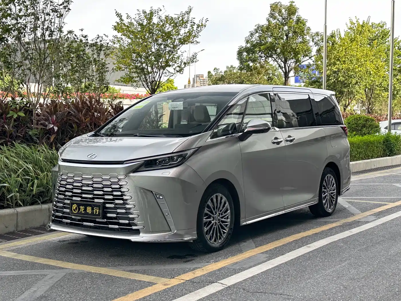 Lexus LM 2025 Model 500h Six-Seater Prestige Edition фото 3