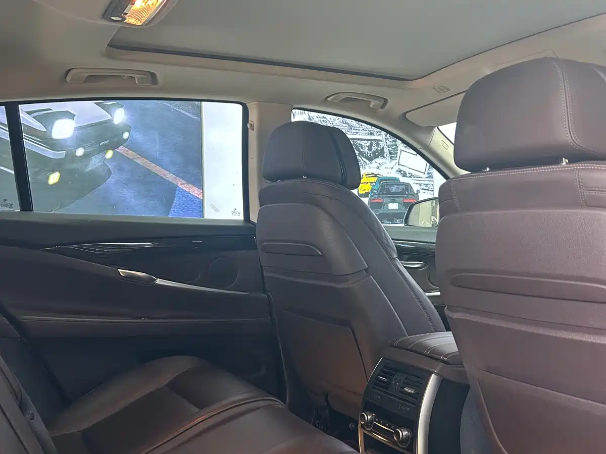 BMW 5 Series GT 2014 528i Luxury фото 13