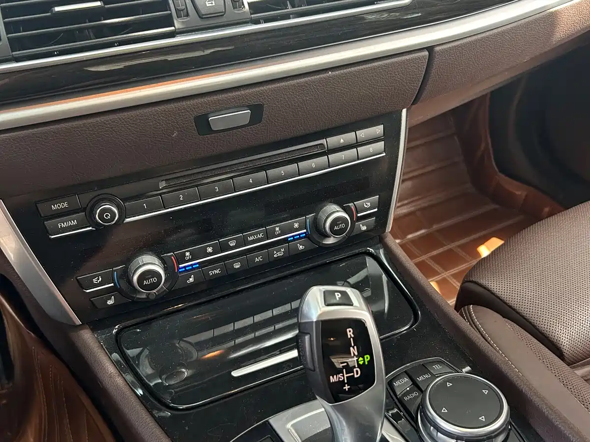 BMW 5 Series GT 2014 528i Luxury фото 22