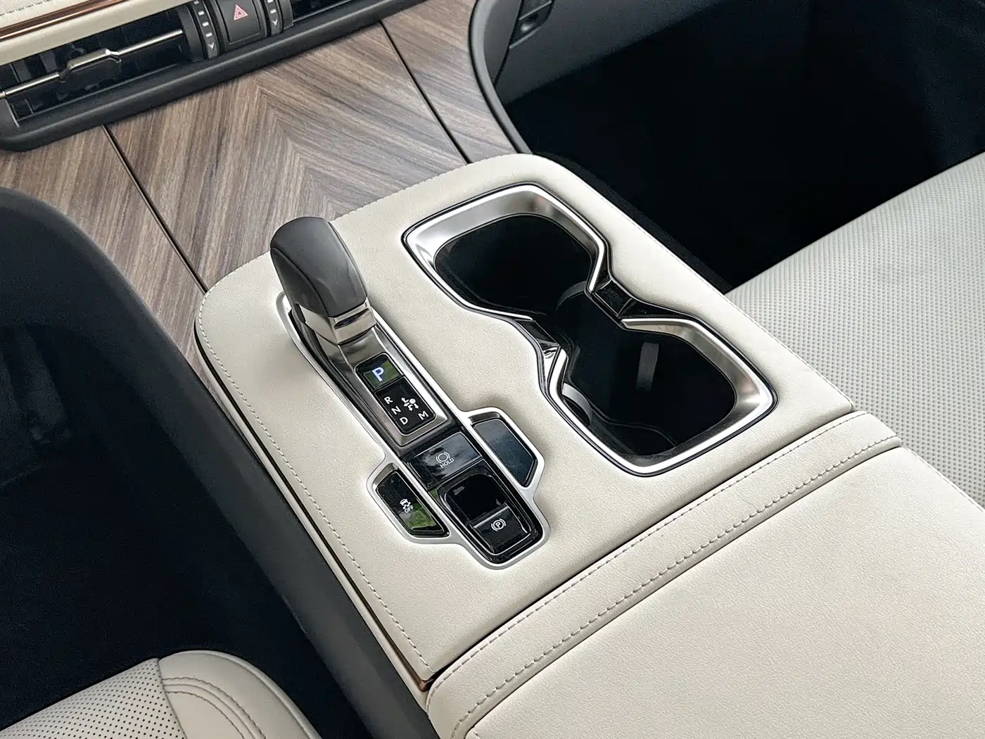 Lexus LM 2025 Model 500h Six-Seater Prestige Edition фото 11