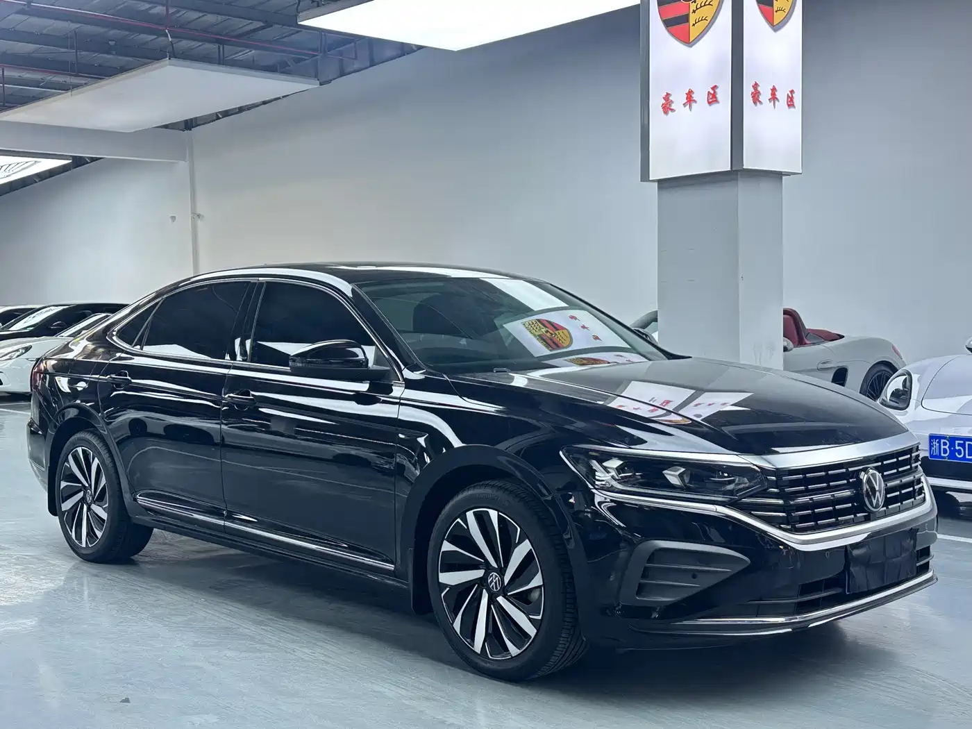 Volkswagen Passat 2024 380TSI Luxury фото 3