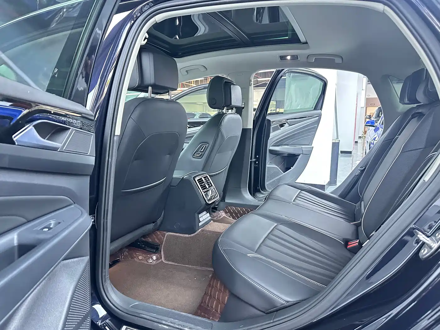 Volkswagen Passat 2024 380TSI Luxury фото 10