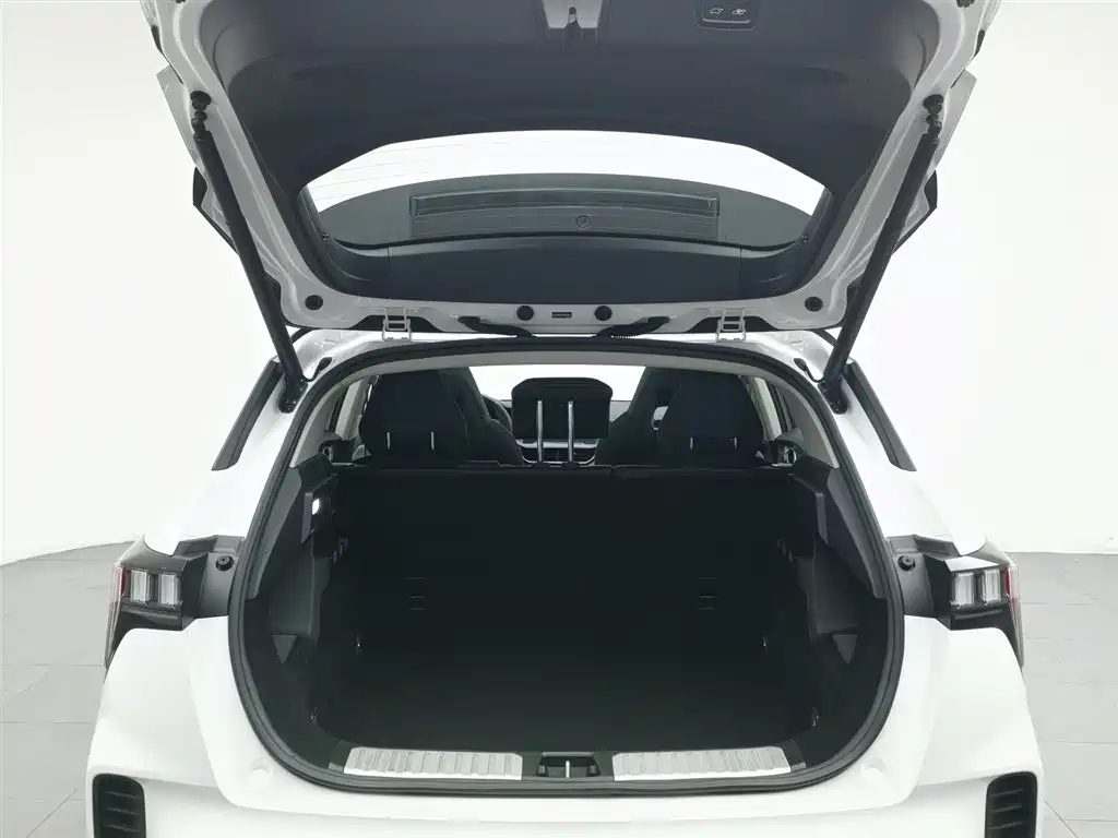 Lynk & Co 06 2020 1.5T Halo фото 16