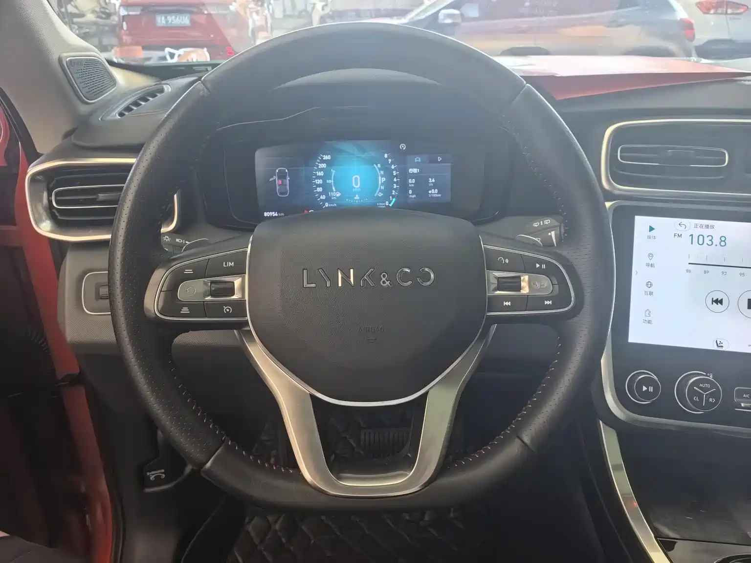 Фото 6 - Lynk & Co 01