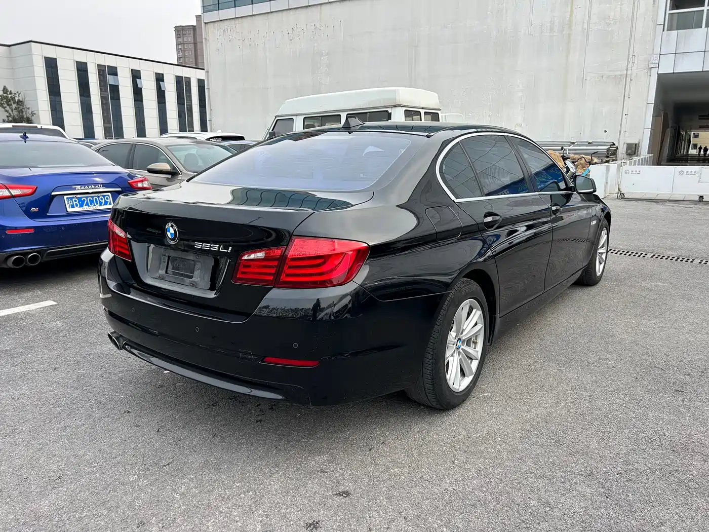 BMW 5 Series 2011 523Li Leading фото 15