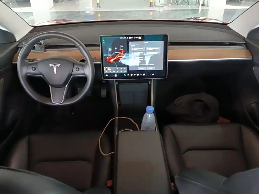 Фото 10 - Tesla Model 3