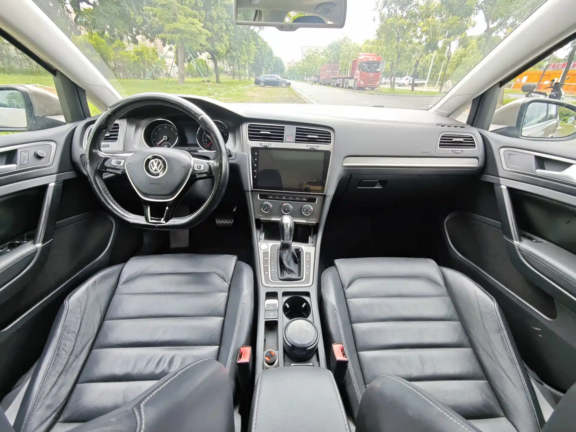 Фото 17 - Volkswagen Golf
