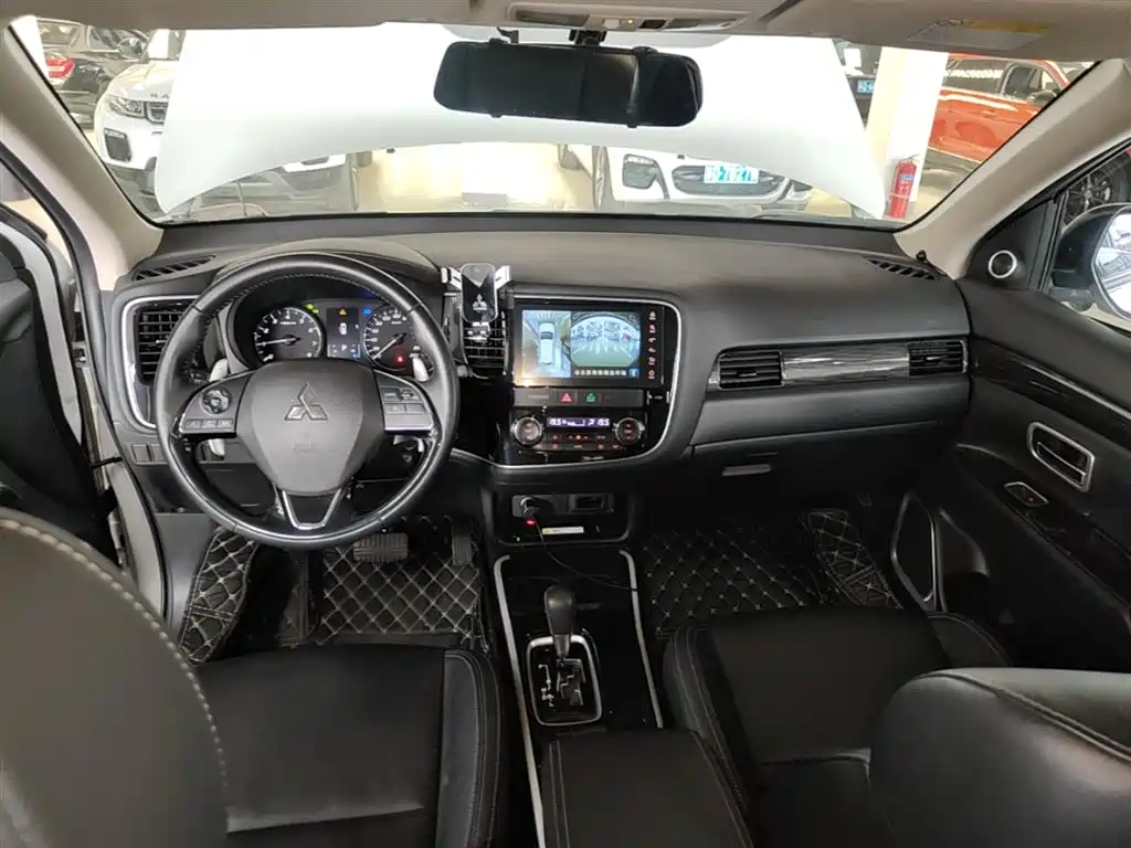 MITSUBISHI OUTLANDER