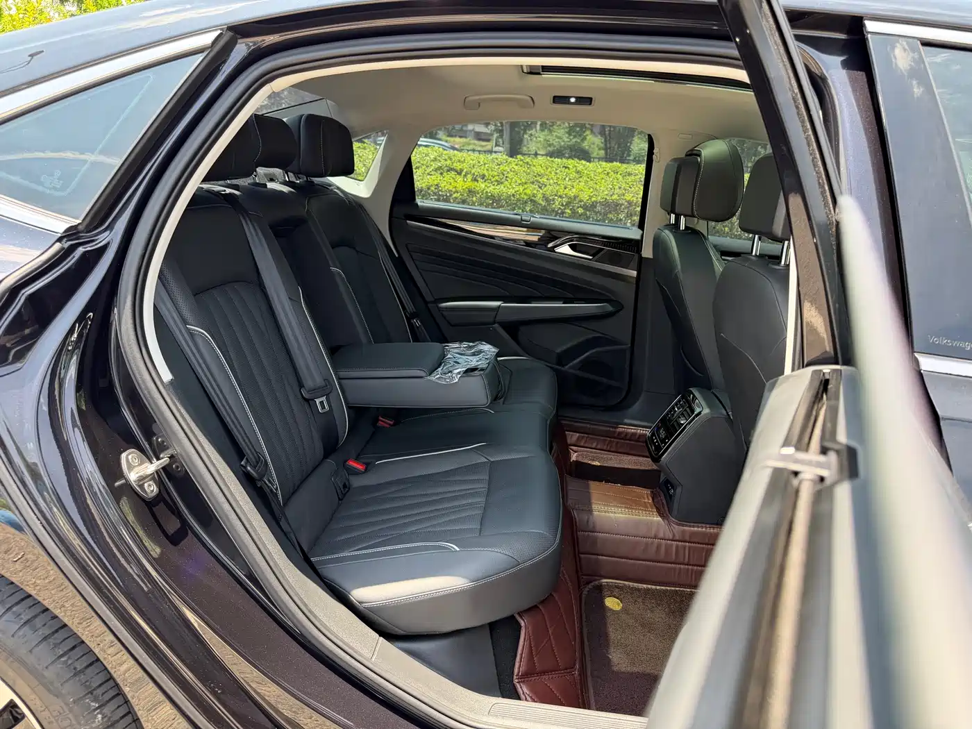 Volkswagen Passat 2022 330TSI Starlight Luxury Edition фото 21