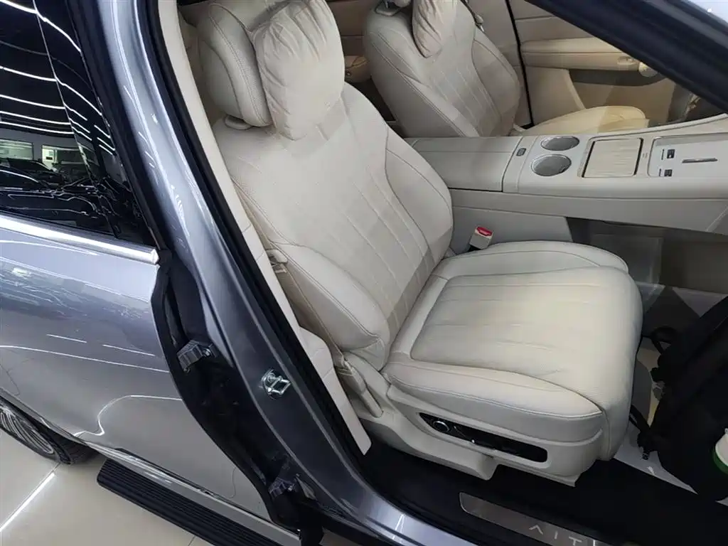 AITO Wenjie AITO M8 2025 Model Extended Range Ultra Edition 53.4kWh 5-Seater фото 25