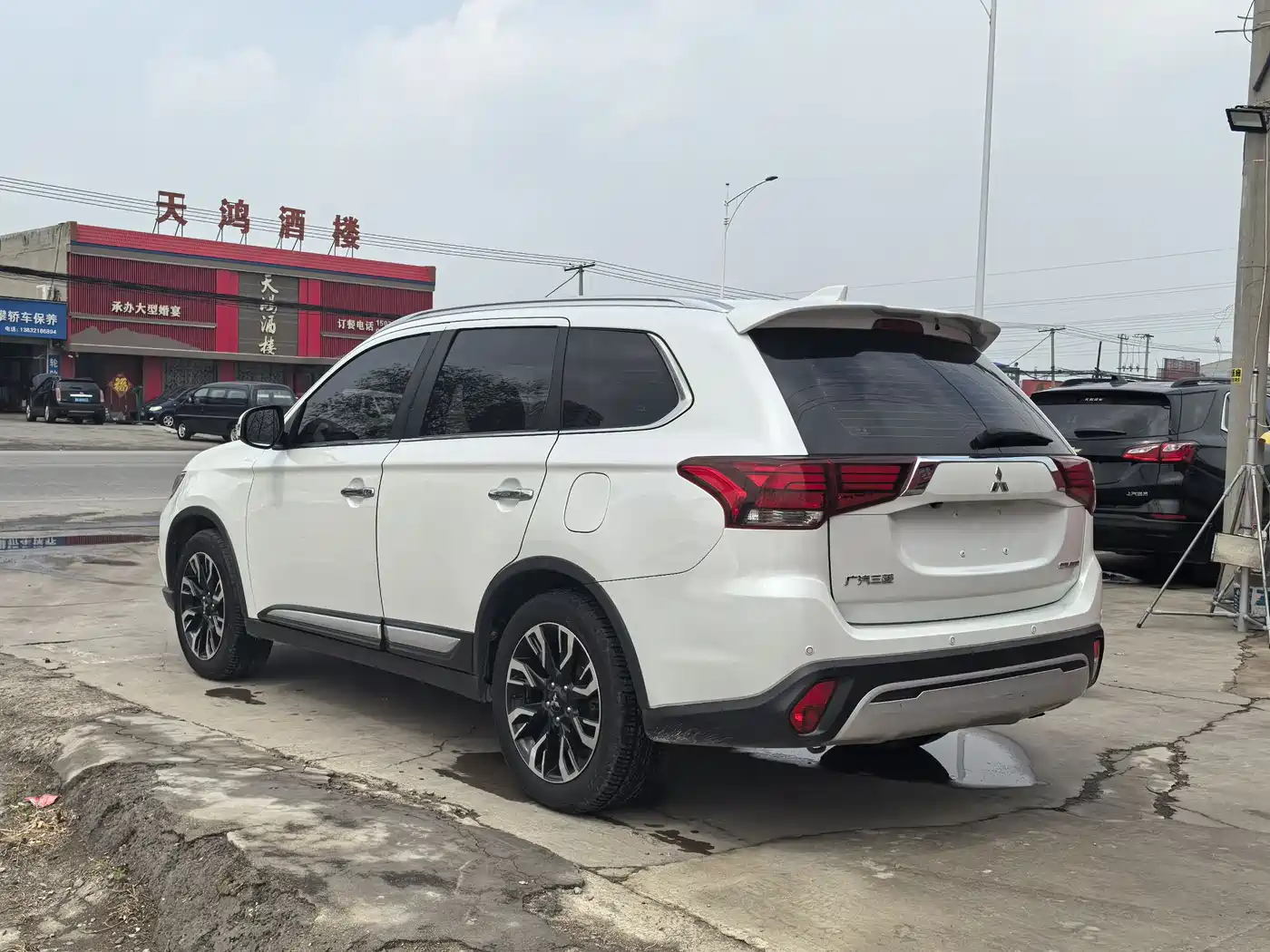 MITSUBISHI OUTLANDER