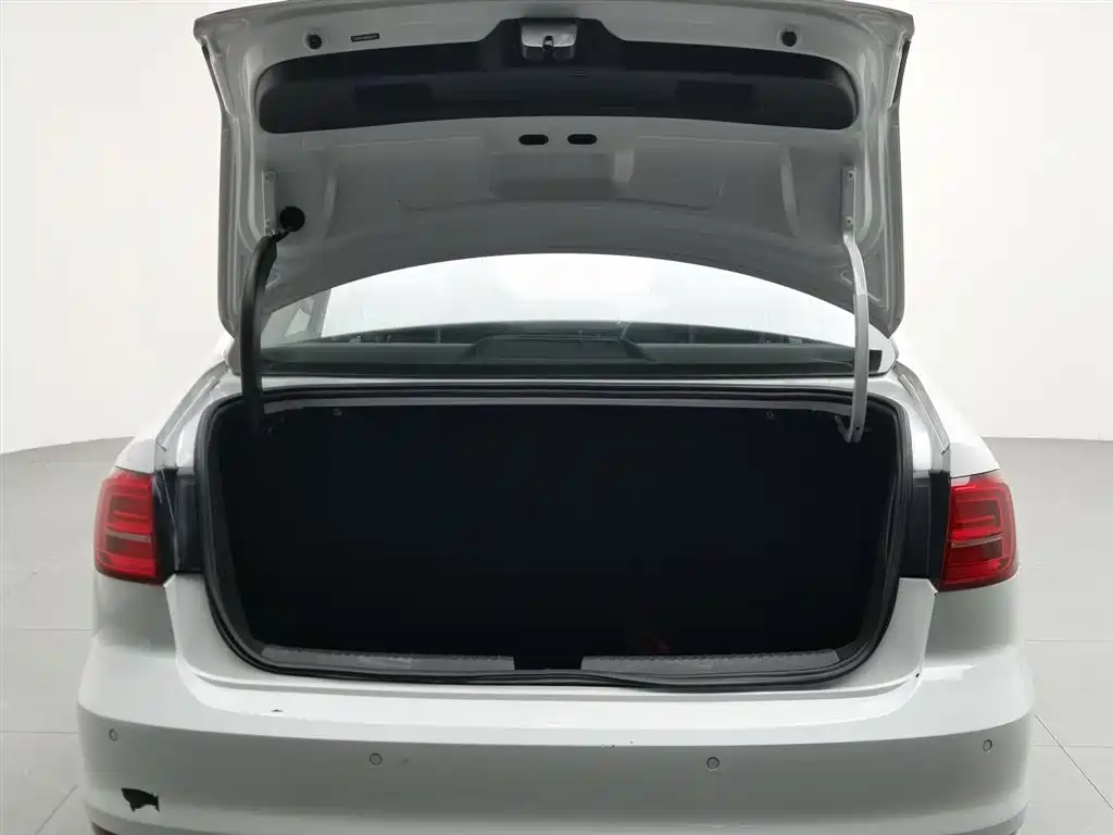 Volkswagen Sagitar 2017 1.6L Manual Comfort фото 16