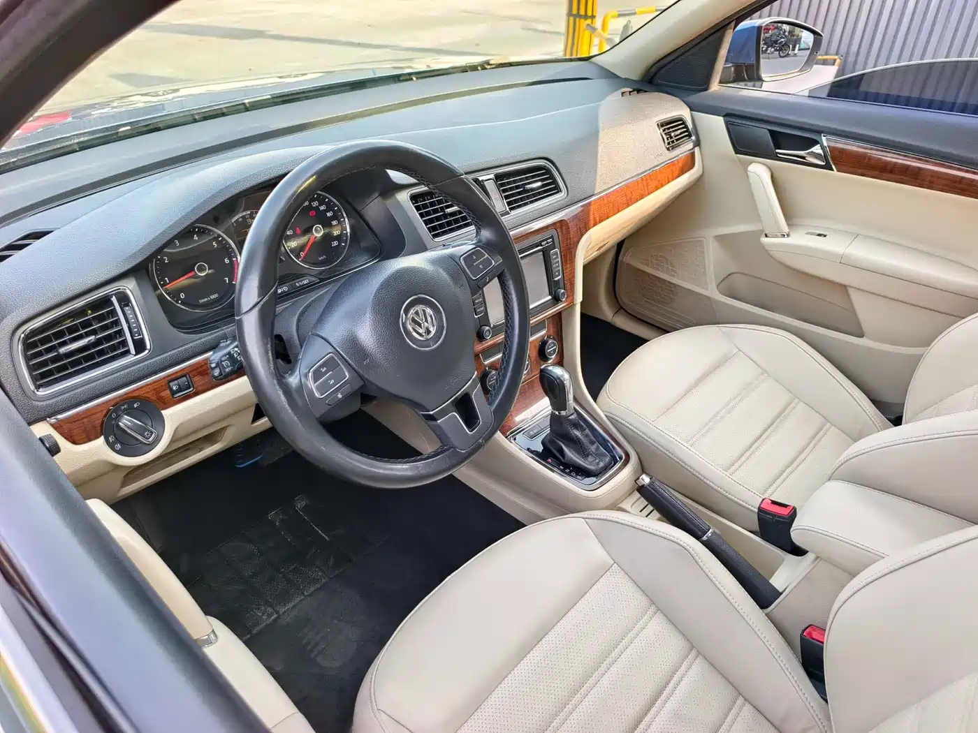 Volkswagen Lavida 2013 1.6L Automatic Luxury Edition фото 6