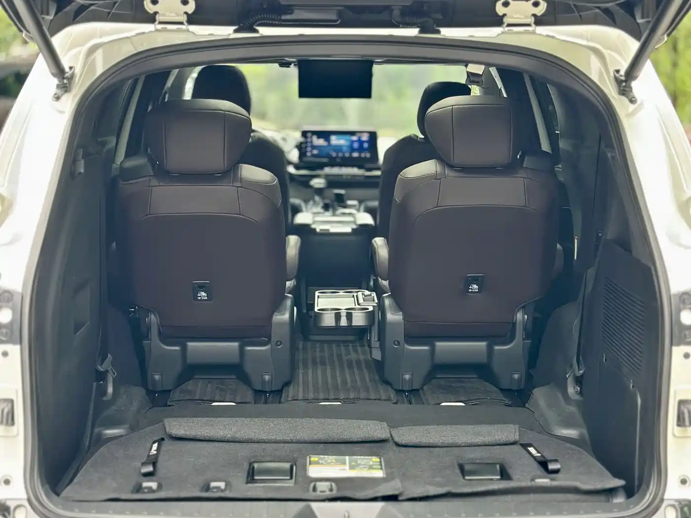 Toyota Granvia 2023 2.5L Hybrid Flagship VIP Edition фото 22
