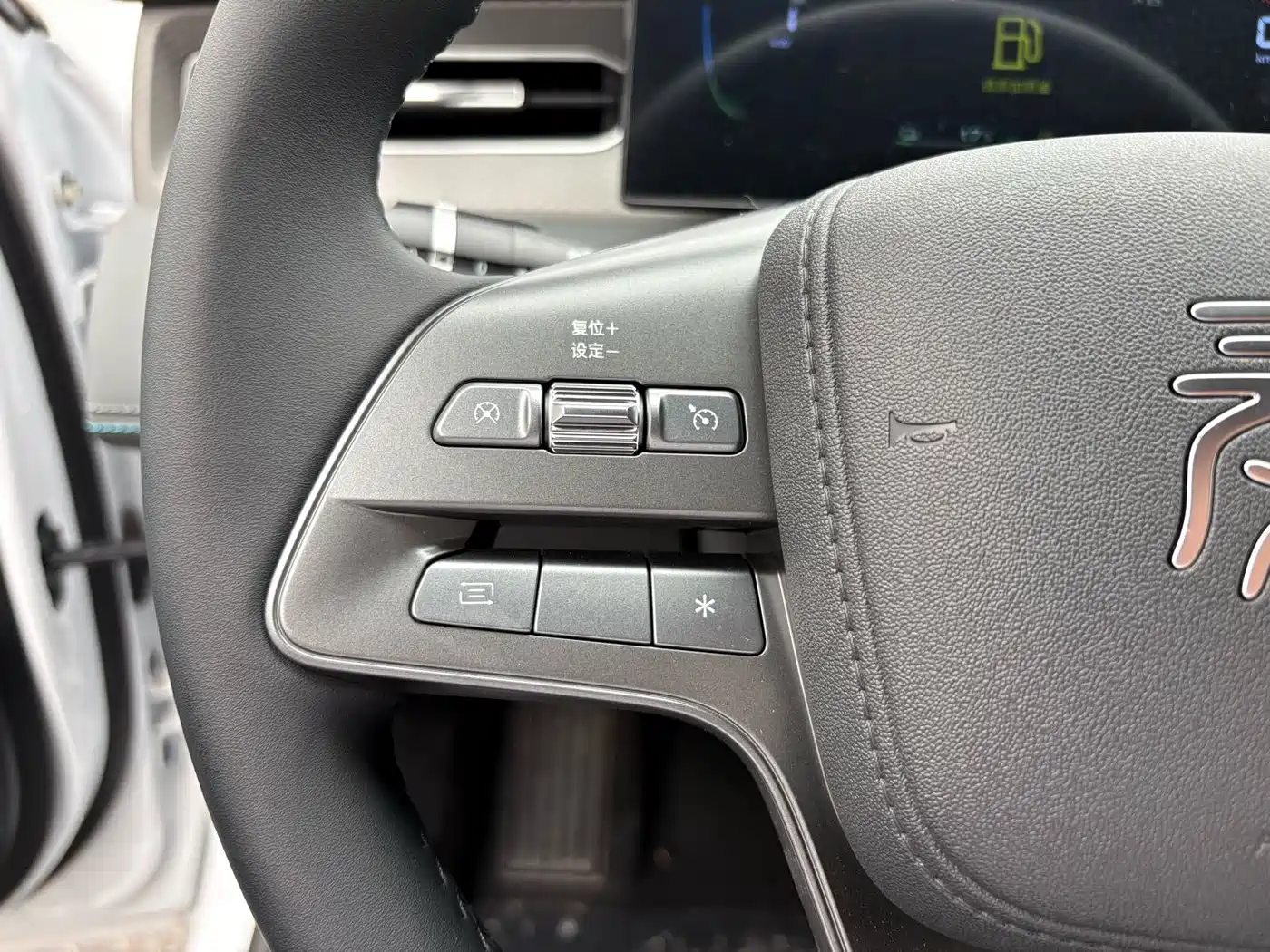 BYD Qin PLUS 2025 DM-i Smart Drive 55KM Leader фото 10