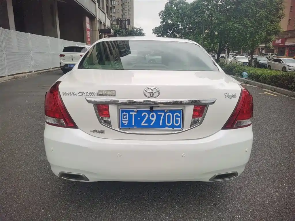 Toyota Crown 2010 2.5L Royal фото 3