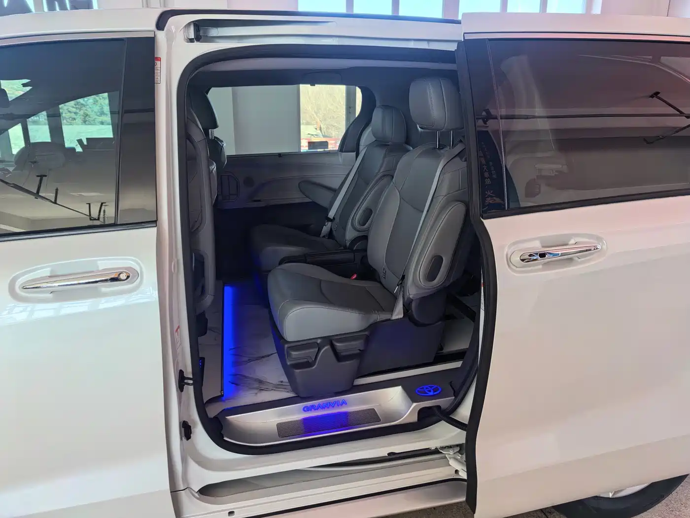 Toyota Granvia 2024 2.5L Hybrid Comfort фото 8