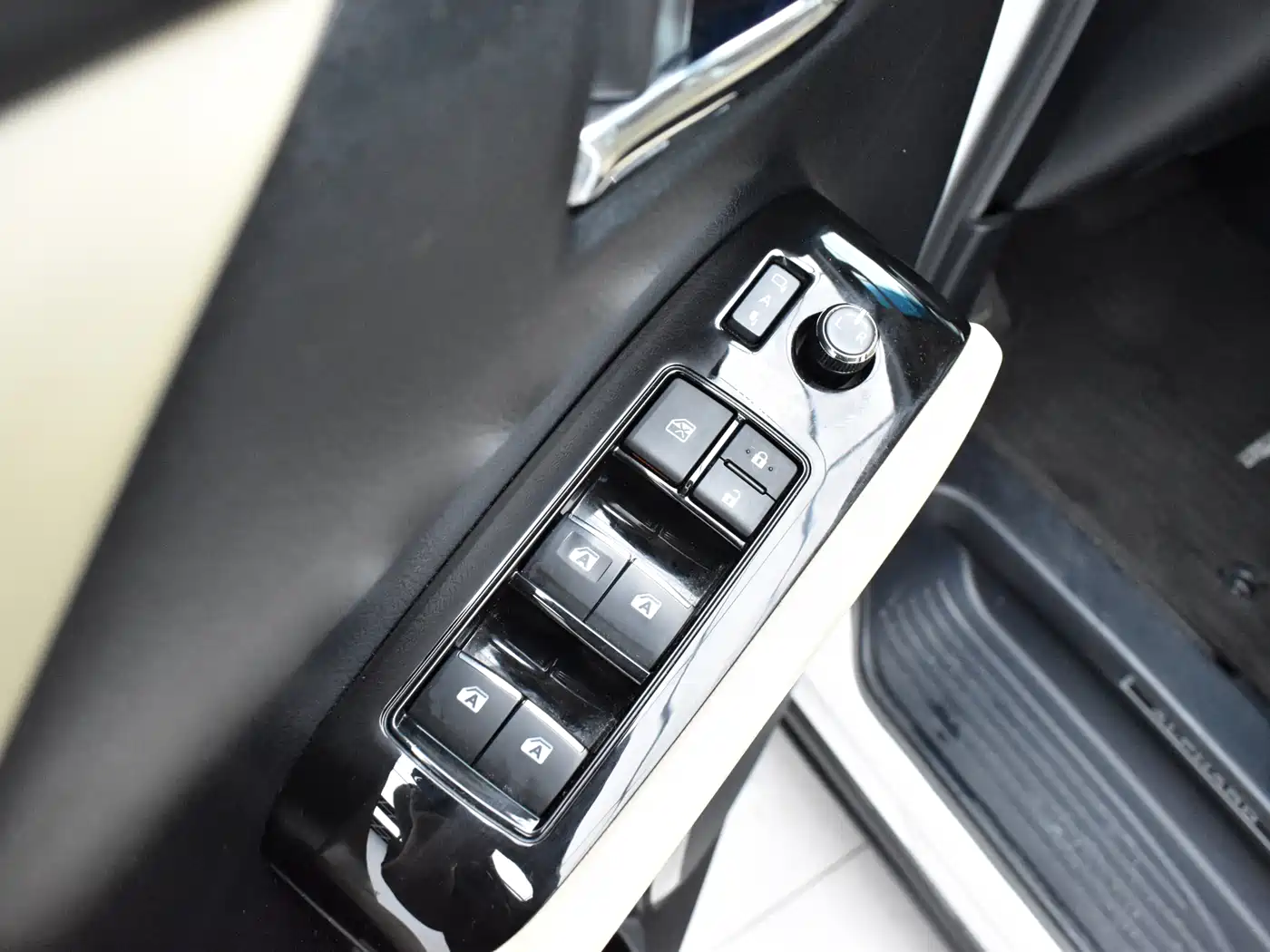Toyota Alphard 2015 3.5L Premium Edition фото 10