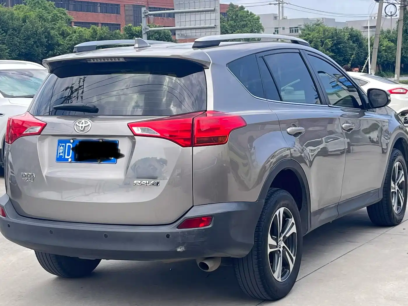 Toyota RAV4 Rongfang 2015 2.0L CVT 2WD Urban Edition фото 4