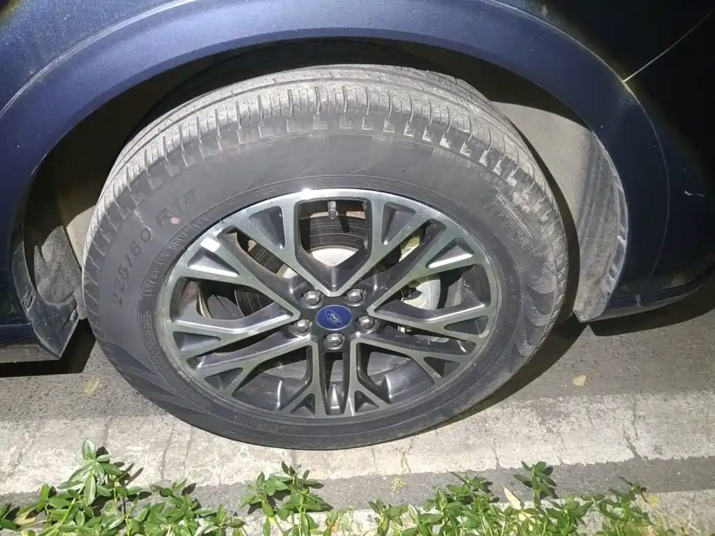 Photo 8 - Ford Escape