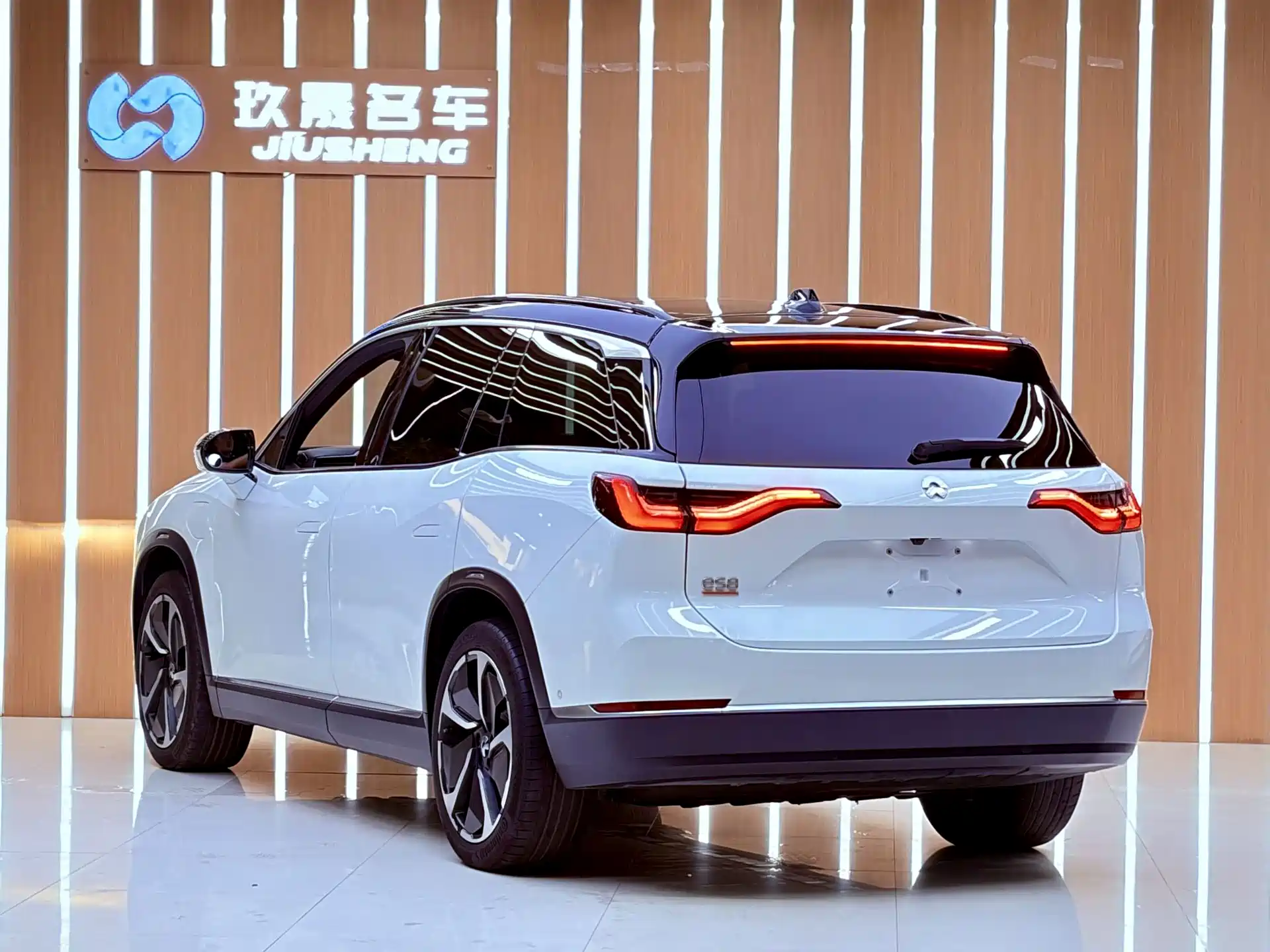 Фото 25 - NIO ES8
