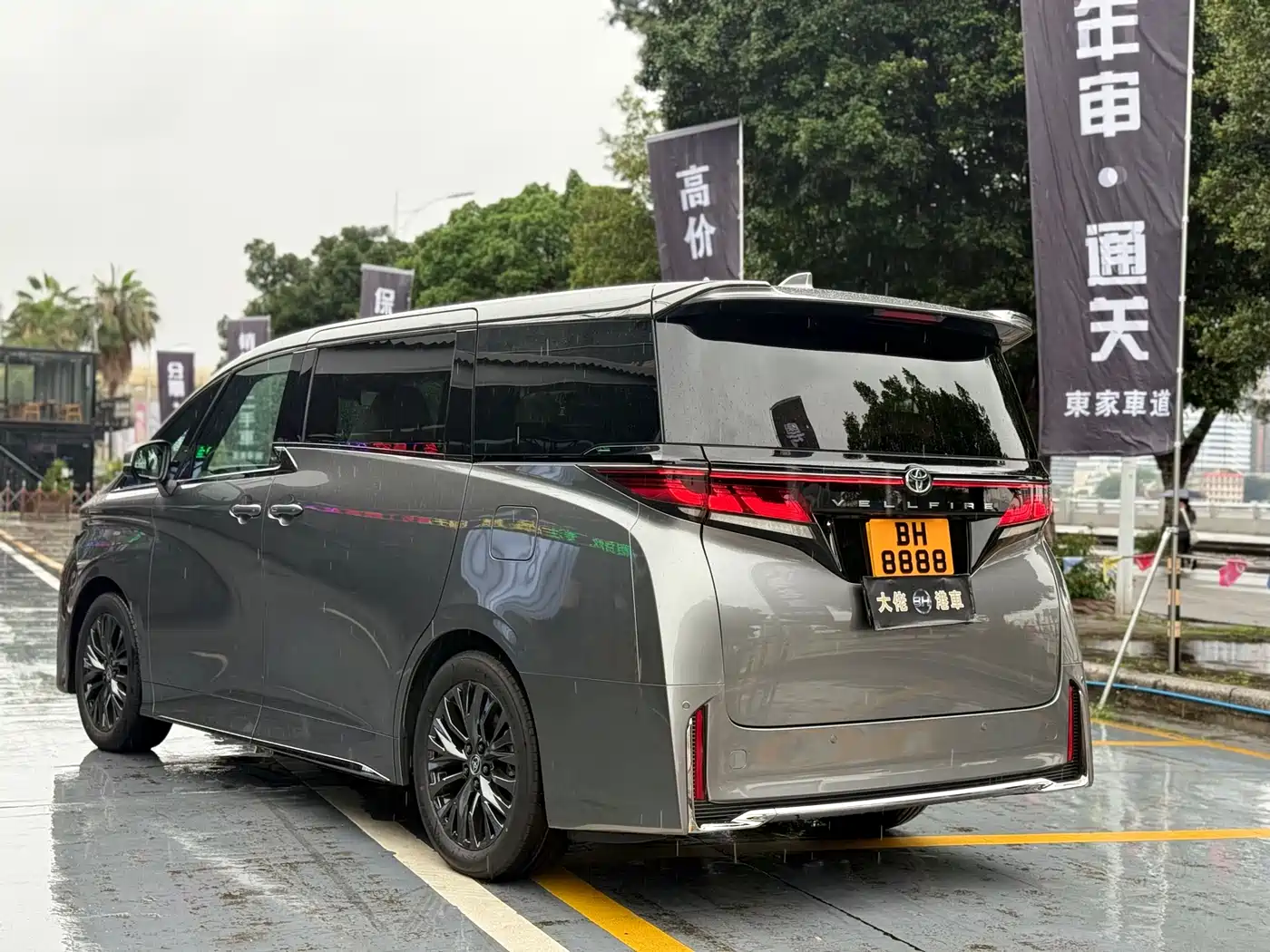 Toyota Vellfire фото 7