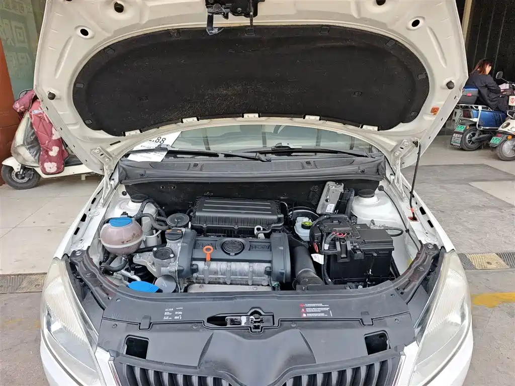 Škoda Fabia 2014 1.4L Automatic Crystal Edition фото 20