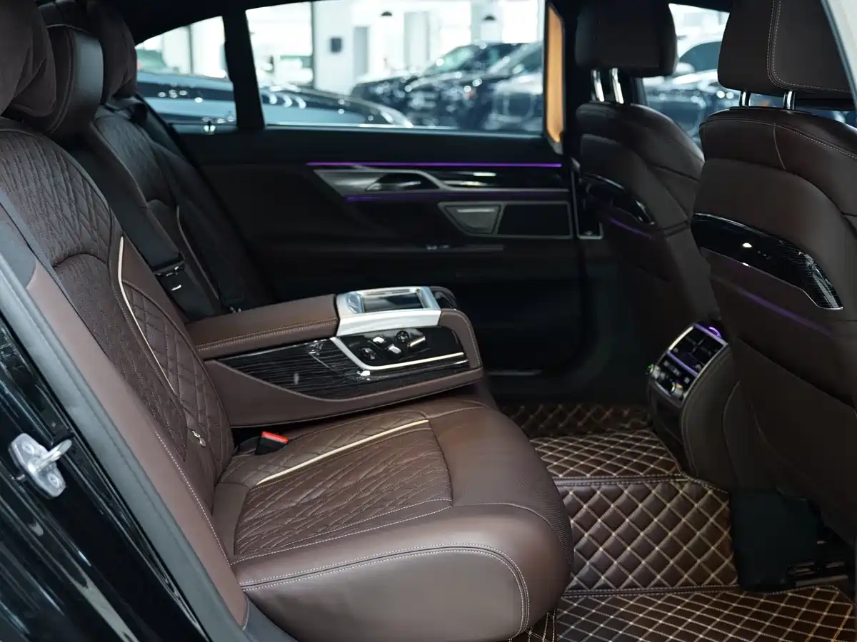 BMW 7 Series 2021 Model 740Li Leading M Sport Package фото 13