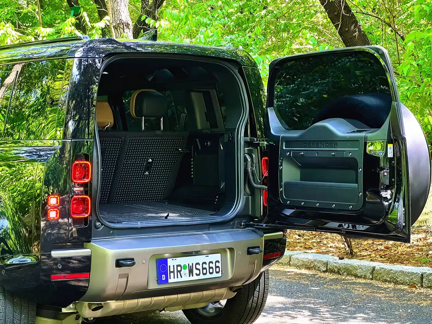 Land Rover Defender 2025 110 3.0T P400 -Dynamic HSE фото 11