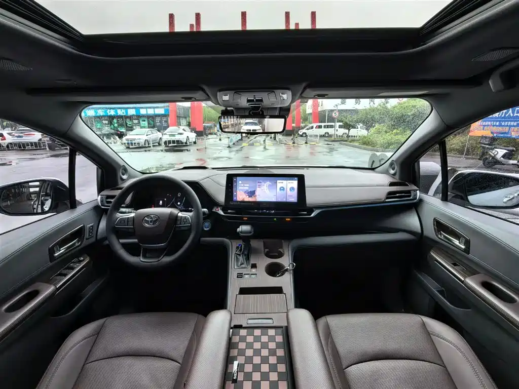 Toyota Sienna 2021 2.5L Hybrid Platinum Edition фото 9