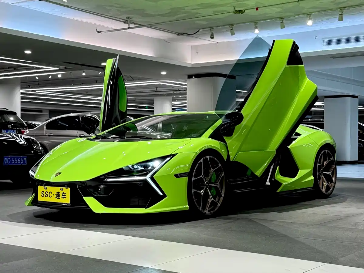 LAMBORGHINI REVUELTO
