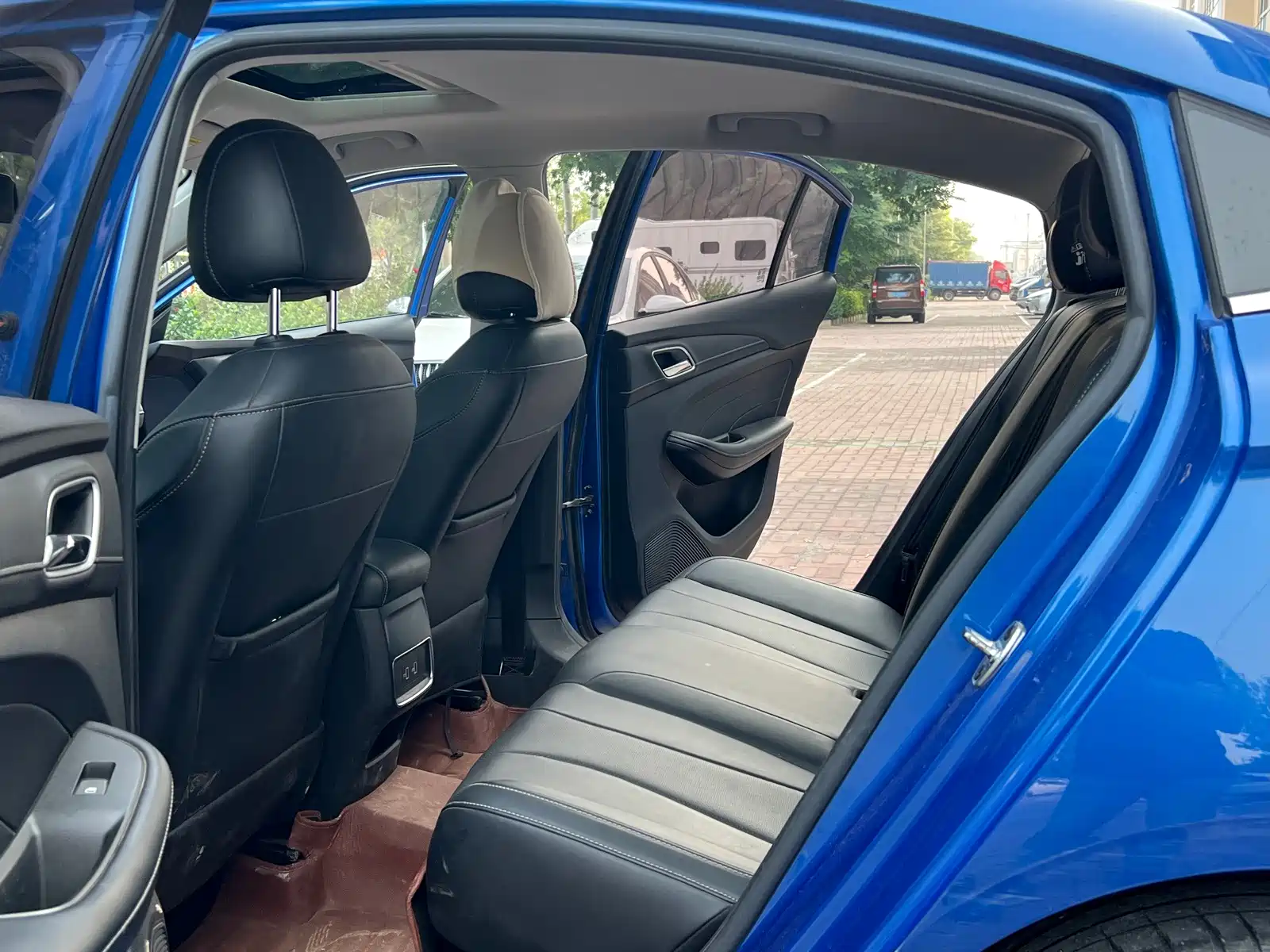 Фото 9 - Roewe i5