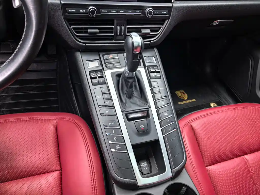 PORSCHE MACAN