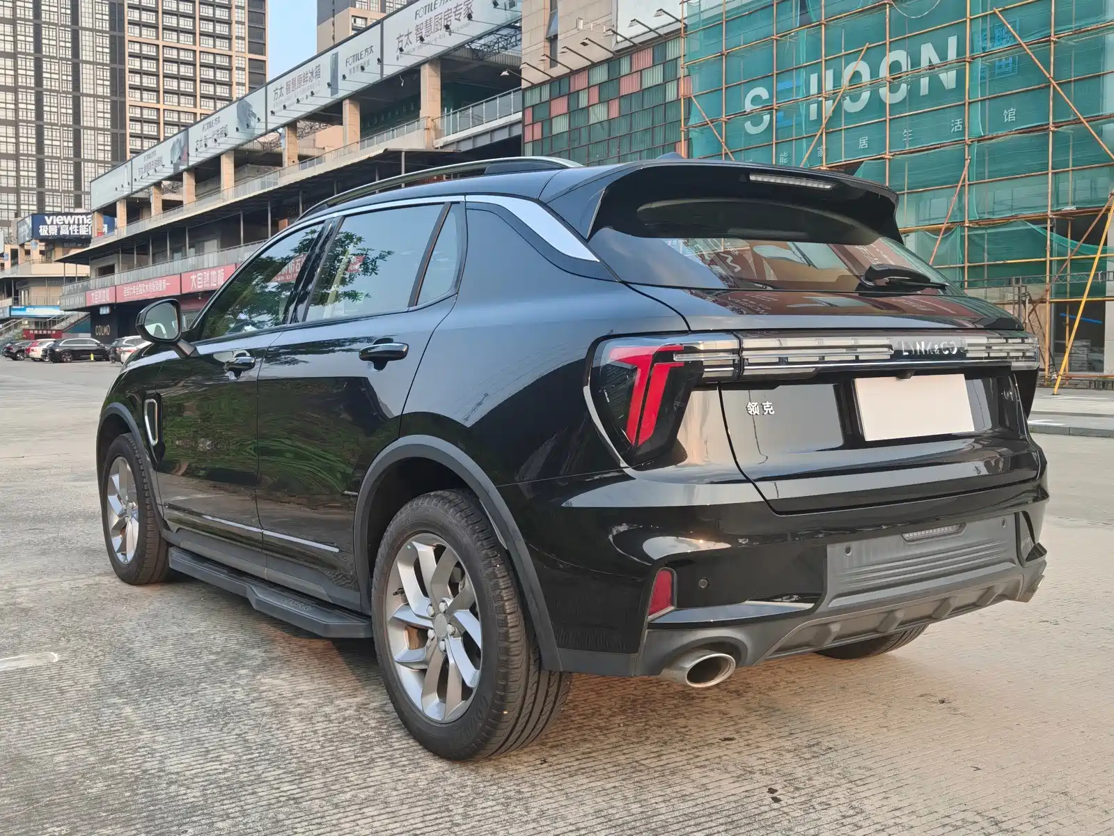 Фото 6 - Lynk & Co 01