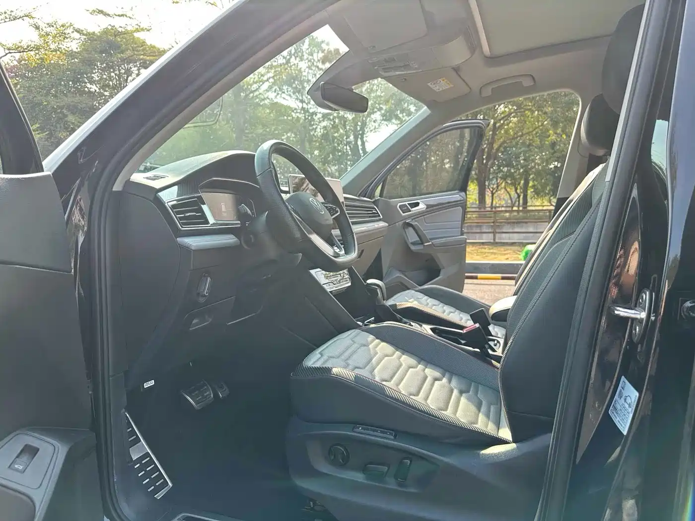 Volkswagen Tiguan L 2022 380TSI Automatic 4WD R-Line Flagship 7-Seater фото 14