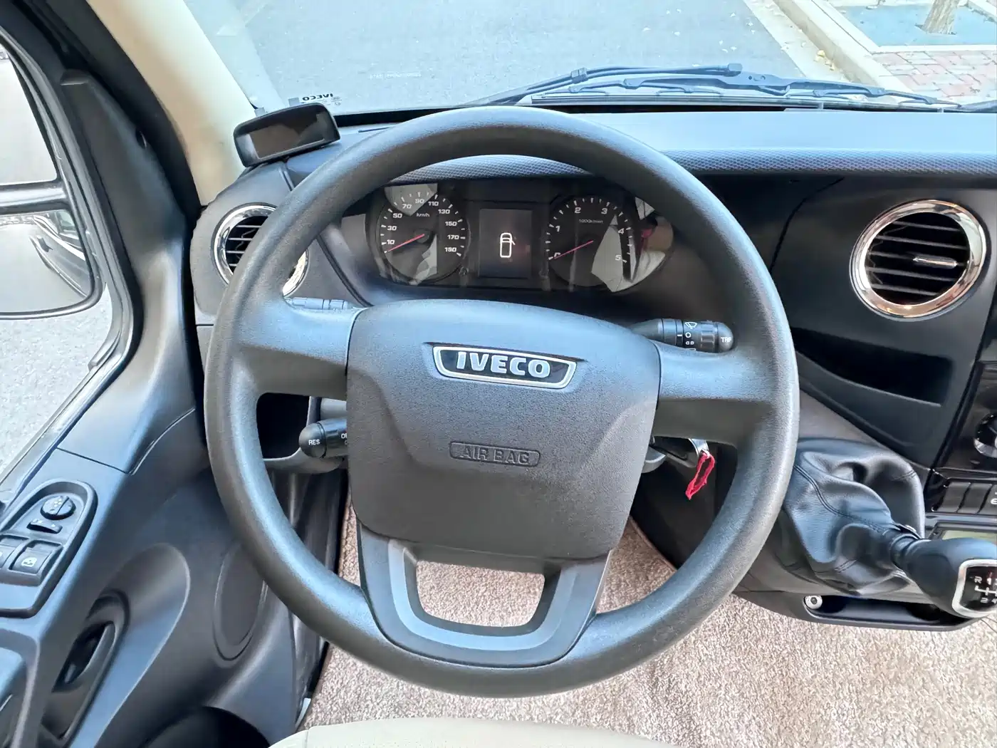 Iveco Daily 2023 2021 3.0T Manual Yunrui Long Wheelbase High Roof Manual Door