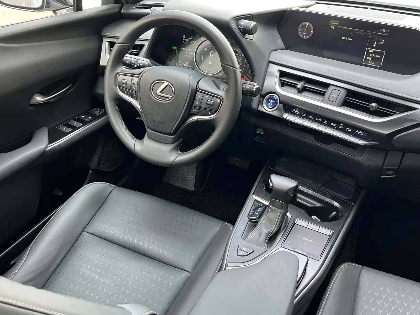 Photo 10 - Lexus UX