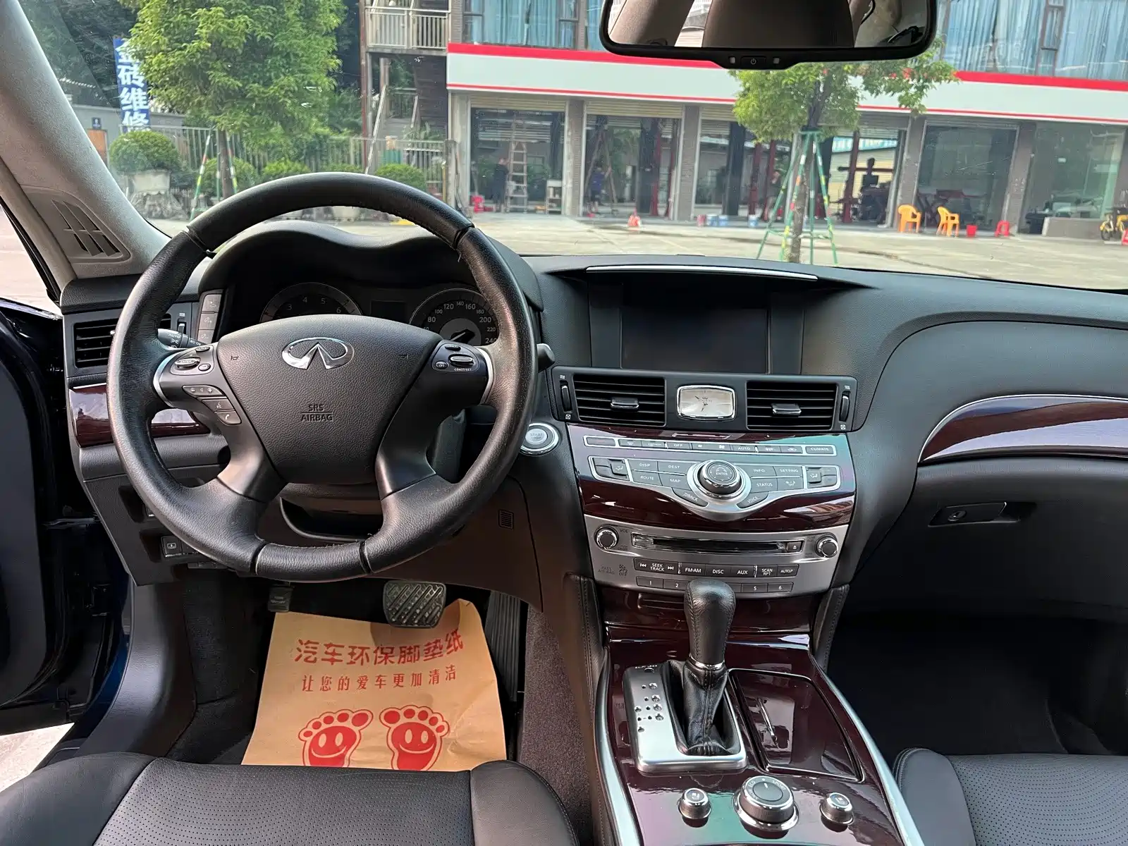 Photo 17 - Infiniti Q70