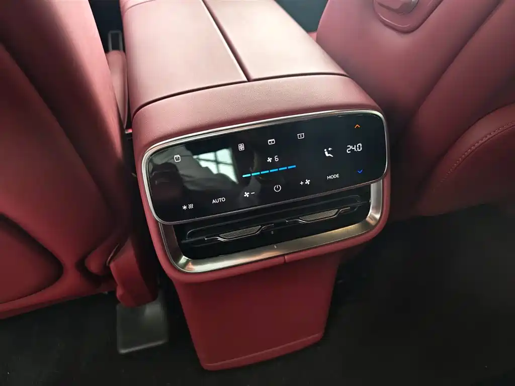 AITO Wenjie AITO M8 2025 Model Extended Range Max Edition 37kWh 6-Seater фото 15
