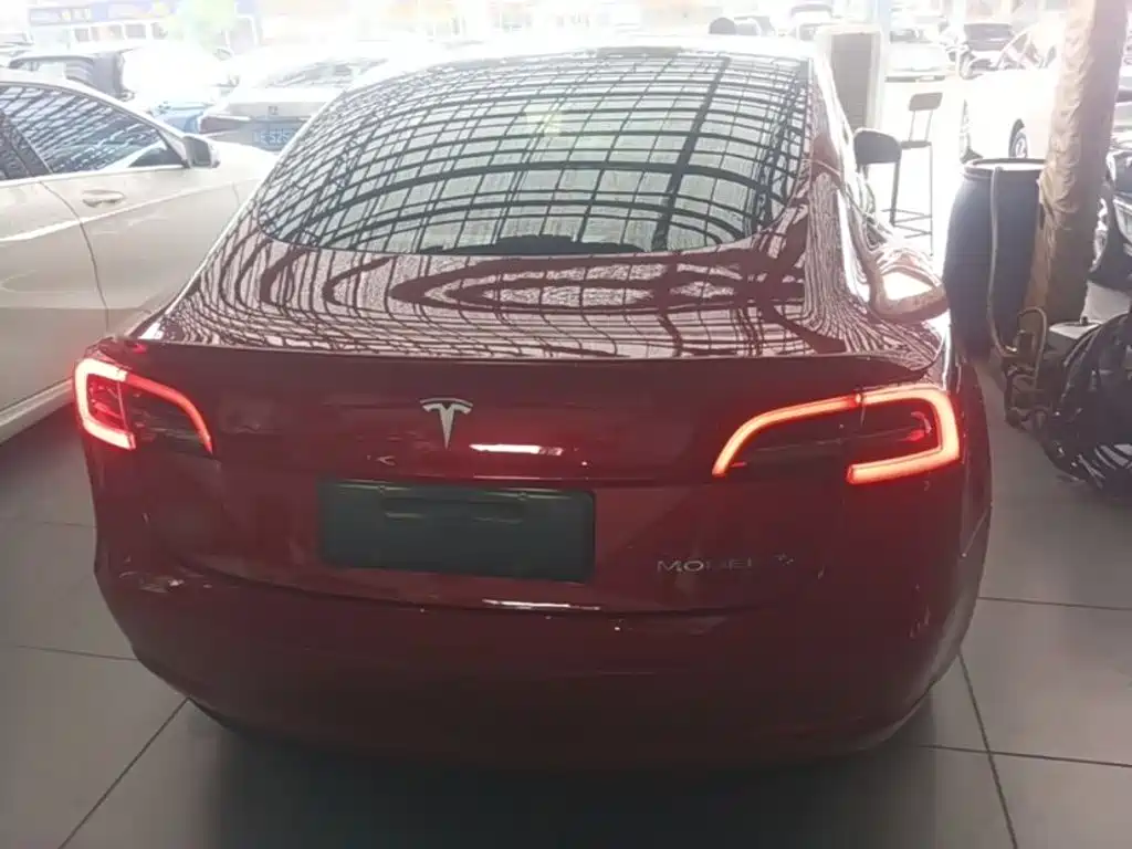 Фото 6 - Tesla Model 3