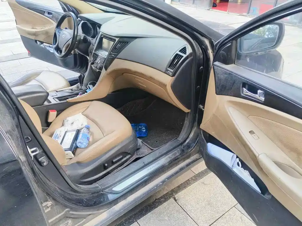 Photo 13 - Hyundai Sonata